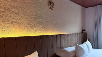 Familiekamer, uitzicht op stad | Een kluis op de kamer, verduisterende gordijnen, geluiddichte muren