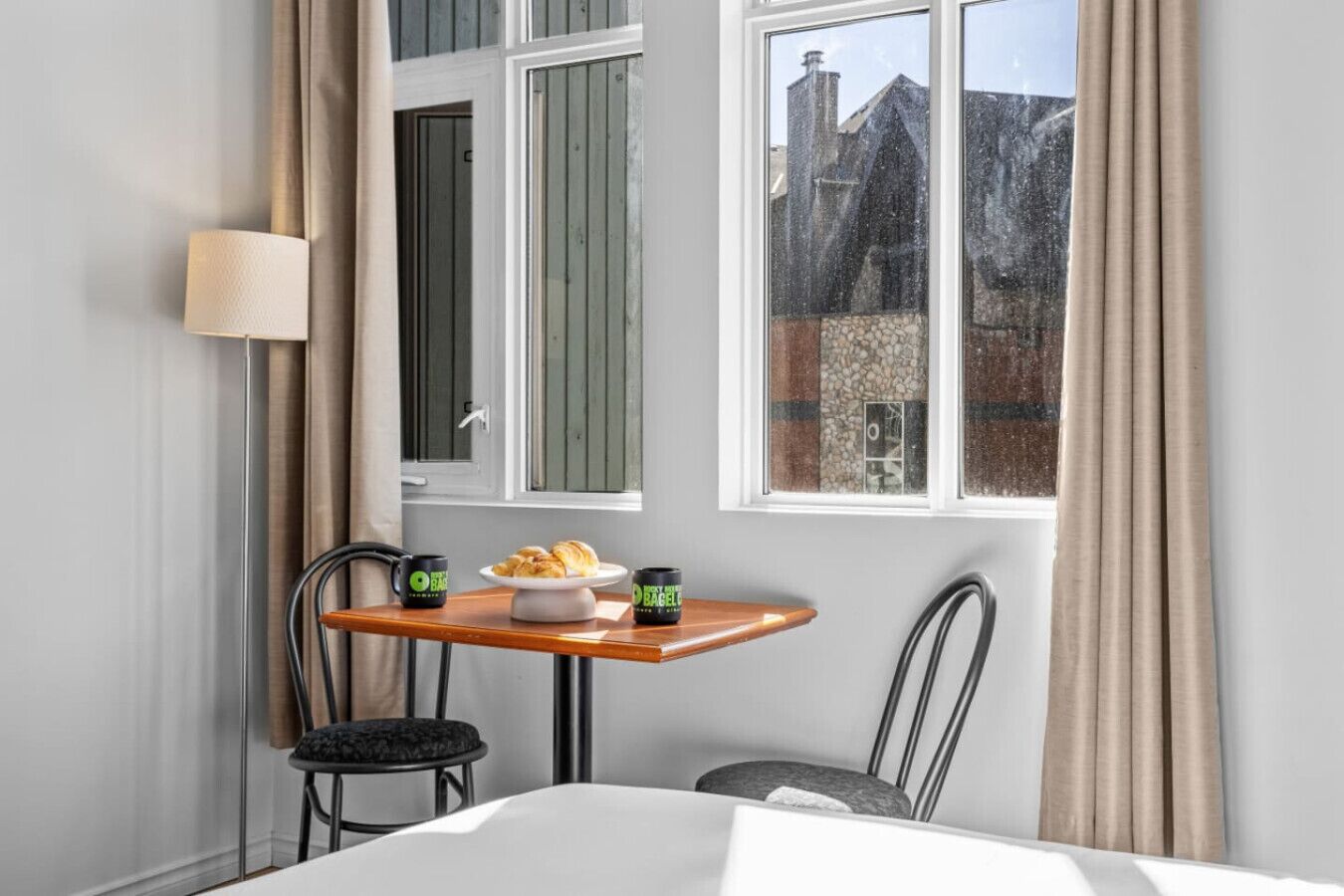 Tabla de planchar con plancha, wifi gratis y ropa de cama 