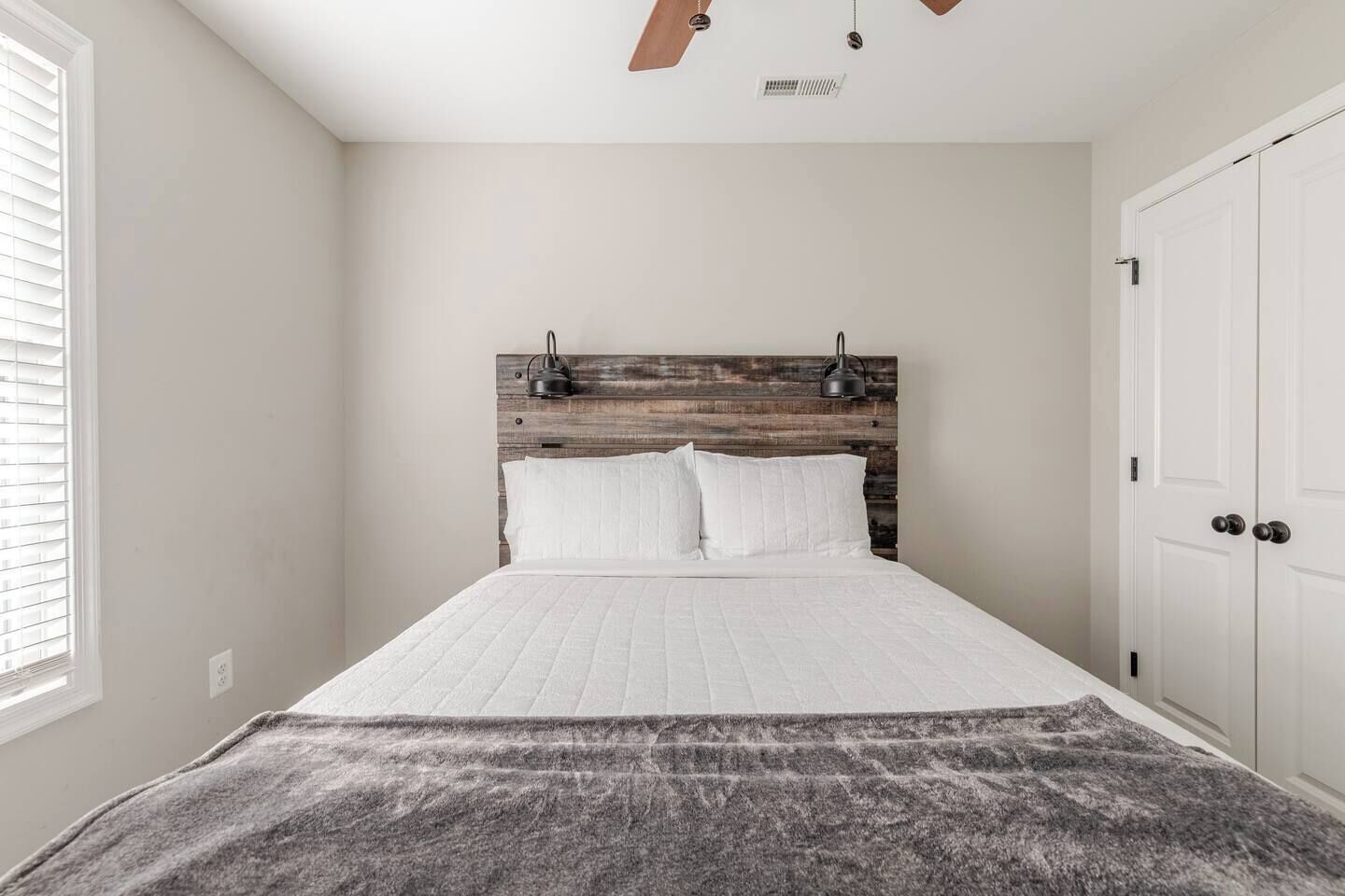 4 bedrooms, desk, iron/ironing board, travel crib