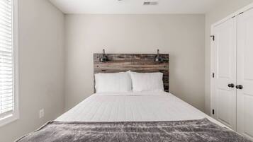4 bedrooms, desk, iron/ironing board, travel crib