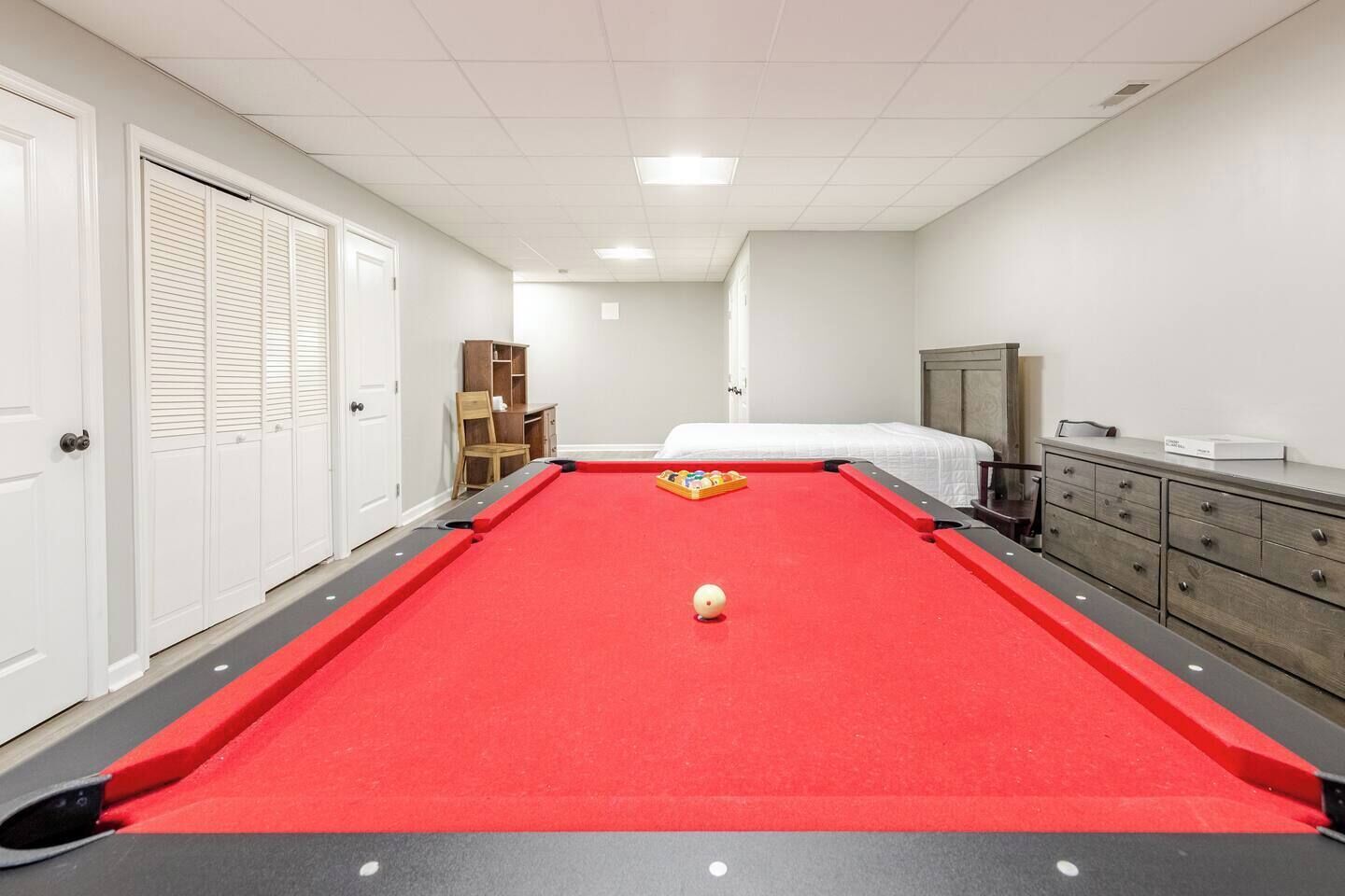 4 habitaciones, tabla de planchar con plancha y cuna de viaje 