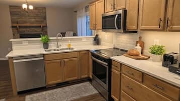 Microondas, horno, parrilla de estufa y lavavajillas