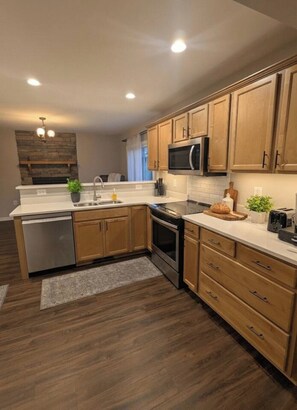 Microwave, oven, stovetop, dishwasher - Shenandoah River Retreat: Pool Table and Fireplace (Front Royal)