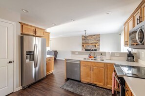 冰箱、微波炉、烤箱、炉灶