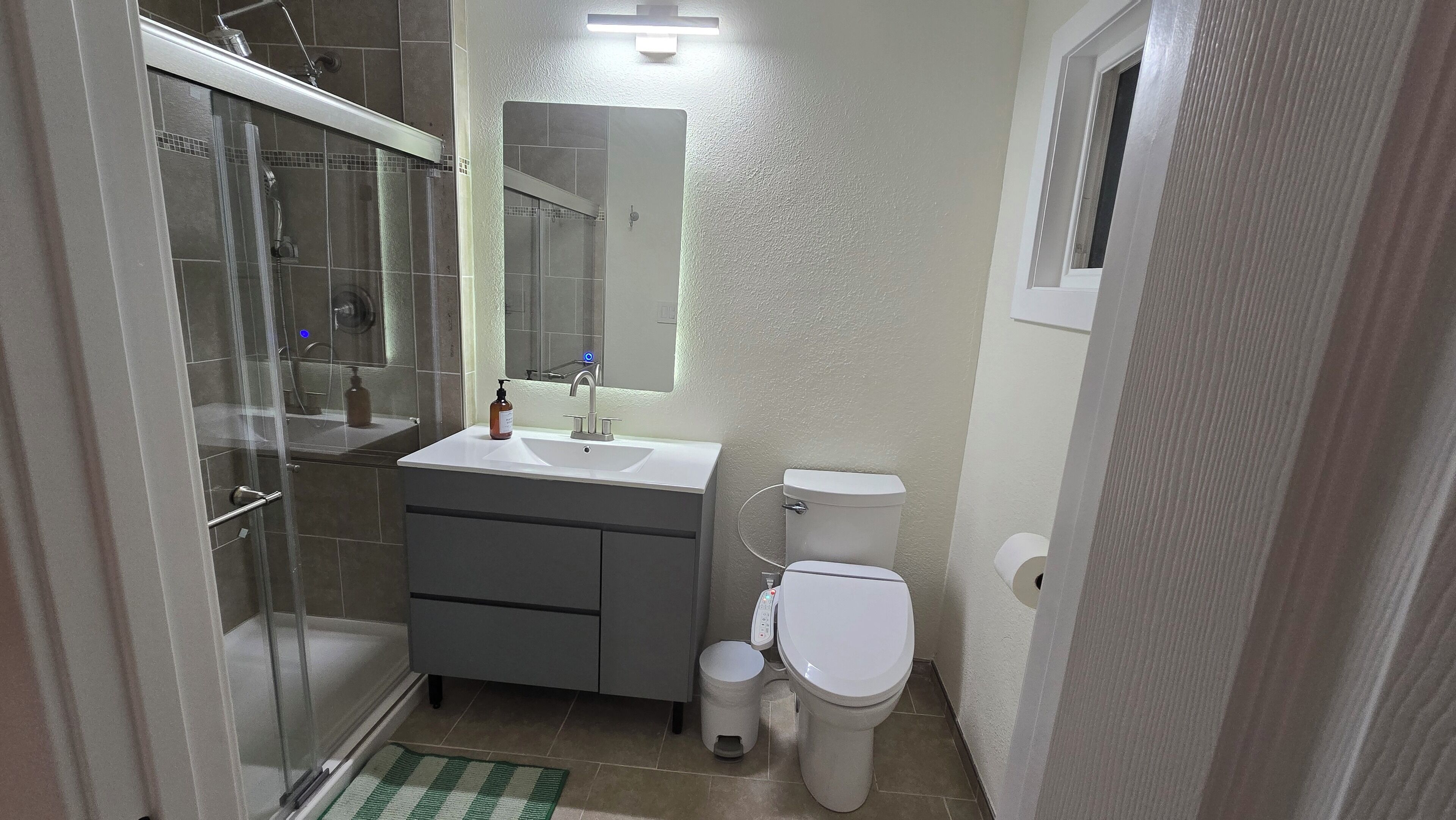 Een haardroger, een bidet, handdoeken, zeep