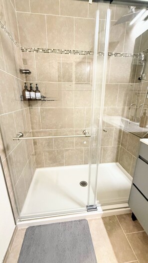 Haartrockner, Bidet, Handtücher, Seife