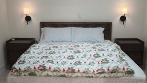 A bedroom with a bed, two bedside tables, a ceiling fan, and wall-mounted lamps. - Cozy luxury-1 bedroom guest suite in Concord -walk to BART-close to Mt Diablo. (Concord)
