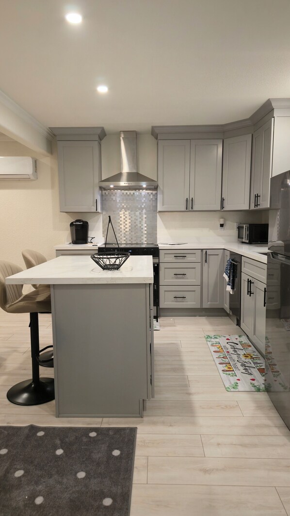 Réfrigérateur, micro-ondes, four, lave-vaisselle