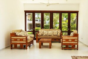 Smart TV - Ovinya Villa - Peaceful family villa near historic Galle town and beach (Galle)