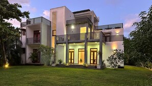 A modern two-story house with a flat roof, large windows, and a well-maintained lawn. - Ovinya Villa - Peaceful family villa near historic Galle town and beach (Galle)