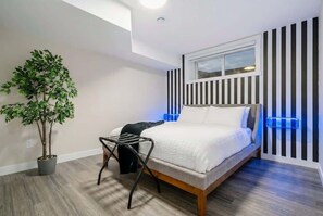 Iron/ironing board, travel crib, WiFi, bed sheets - Arcade, Great Coffee, 80 min Banff, Brand New (Calgary)