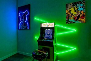 Game room - Arcade, Great Coffee, 80 min Banff, Brand New (Calgary)
