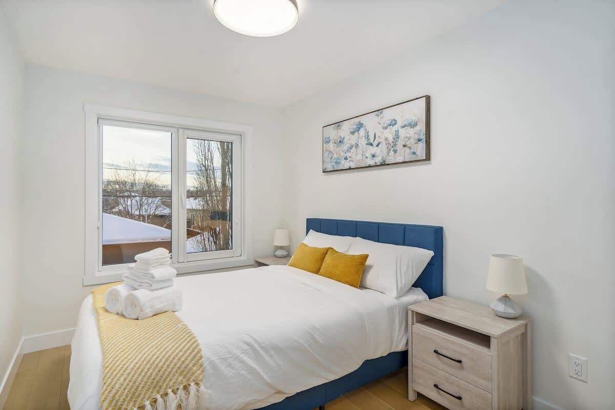 Silitysrauta/-lauta, vauvan matkasänky, Wi-Fi, vuodevaatteet