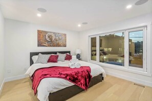 Tabla de planchar con plancha, cuna de viaje, wifi y ropa de cama