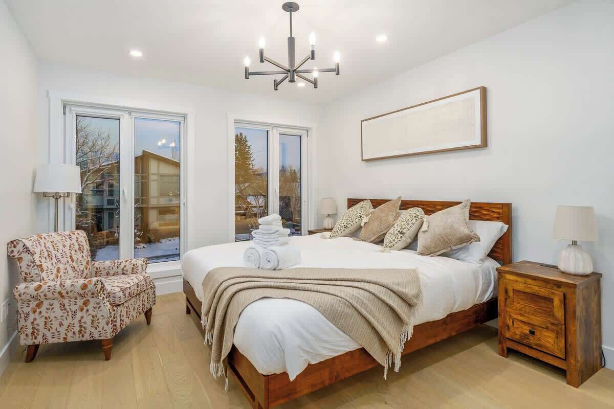 Iron/ironing board, travel crib, WiFi, bed sheets