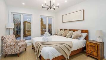 Iron/ironing board, travel crib, WiFi, bed sheets