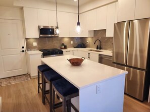 Microwave, oven, stovetop, dishwasher - Enchanted Rooftop Escape | Beautiful Sunsets (Surrey)