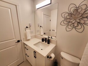 Hair dryer, towels, soap, toilet paper - Enchanted Rooftop Escape | Beautiful Sunsets (Surrey)