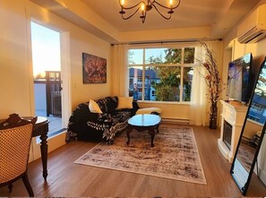 TV, fireplace - Enchanted Rooftop Escape | Beautiful Sunsets (Surrey)