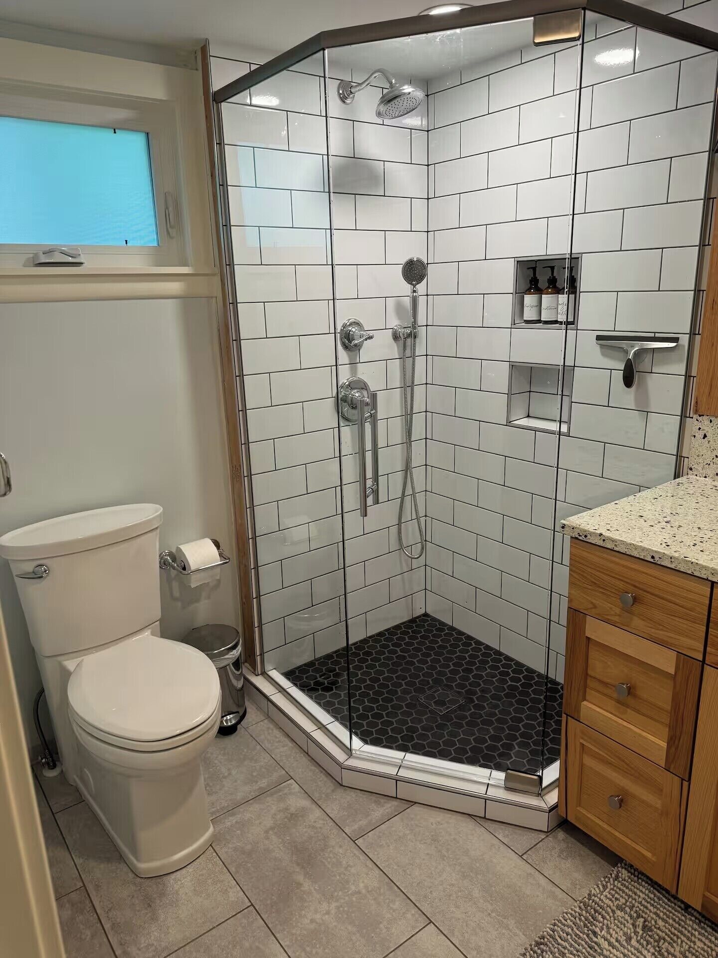 Ducha, toallas, jabón y papel higiénico