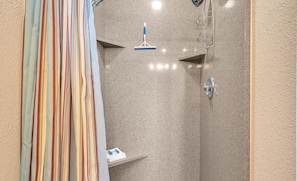 Shower, towels - The Seaview By Chinook Winds W/ Hot Tub (Lincoln City)