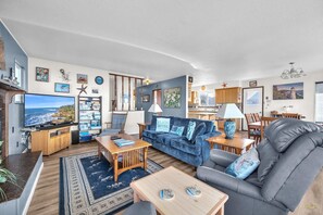 TV, fireplace, DVD player - The Seaview By Chinook Winds W/ Hot Tub (Lincoln City)