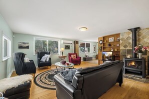 TV, fireplace, books - MacArthur Lakefront • Sunroom • Sleeps 6 (Naples)