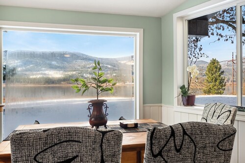 MacArthur Lakefront • Sunroom • Sleeps 6
