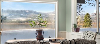 MacArthur Lakefront • Sunroom • Sleeps 6