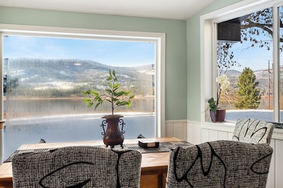 MacArthur Lakefront • Sunroom • Sleeps 6