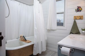 Shower, hair dryer, towels, soap - Quiet & Charming Home - Perfect for Extended Stays (Greater Sudbury)