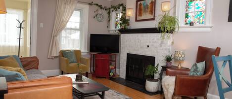 TV connectée, cheminée, livres