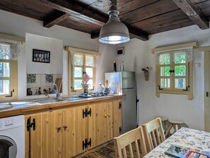 Private kitchen - Rustic village cottage in sought after salt region! (Ocna de Jos)