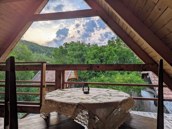 Outdoor dining - Rustic village cottage in sought after salt region! (Ocna de Jos)