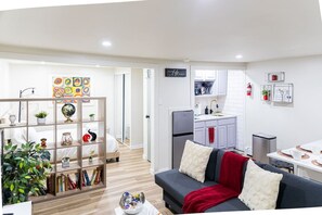 TV - Cozy and convenient studio w/ 3 beds 10min frm NYC (Union City)