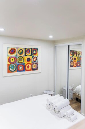 Desk, iron/ironing board, WiFi - Cozy and convenient studio w/ 3 beds 10min frm NYC (Union City)