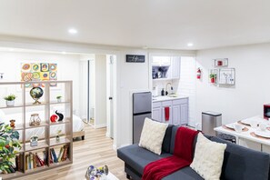 TV - Cozy and convenient studio w/ 3 beds 10min frm NYC (Union City)