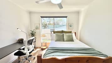 Iron/ironing board, Internet, bed sheets