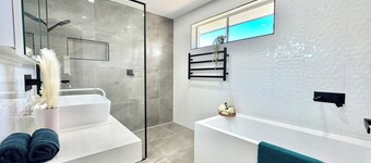 Modern Belmont Suite Easy access to CBD & Bayside