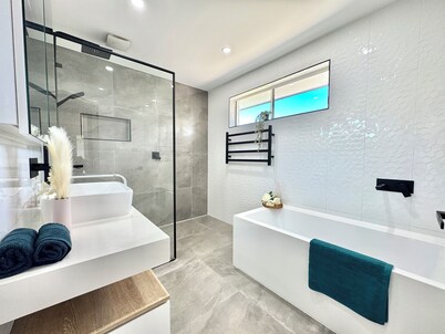 Modern Belmont Suite Easy access to CBD & Bayside