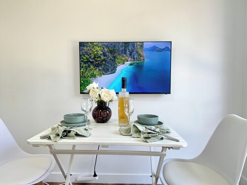 Modern Belmont Suite Easy access to CBD & Bayside