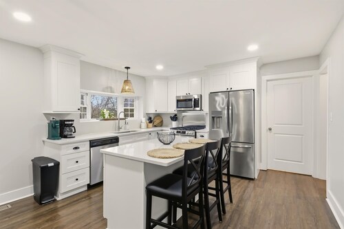 Charming 3BR Cottage in Maryville Near the Smokies with Peaceful Green Space