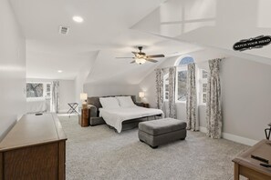 Een strijkplank/strijkijzer, wifi, beddengoed