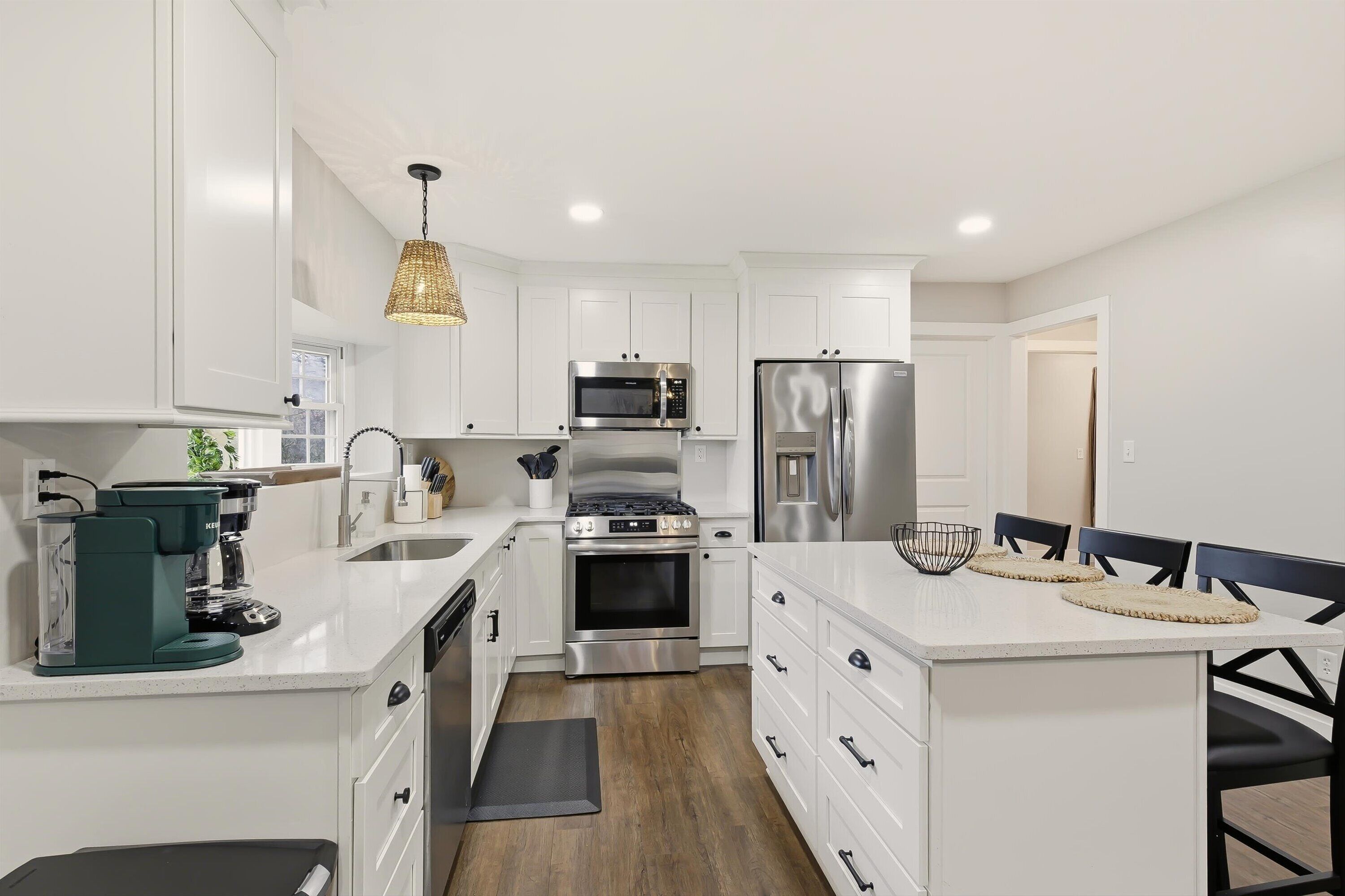 Een magnetron, een oven, een kookplaat, een vaatwasser