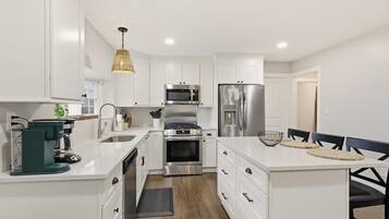 Een magnetron, een oven, een kookplaat, een vaatwasser