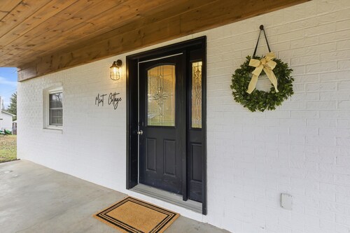 Charming Basecamp for Knoxville, Smokies & Dragon