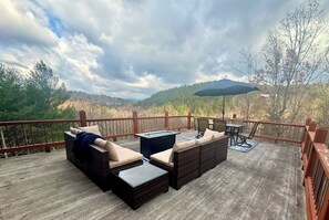 Outdoor dining - Stunning Modern Cabin • Rooftop Terrace • 3 Balcony Levels • Game Room • River! (Copperhill)