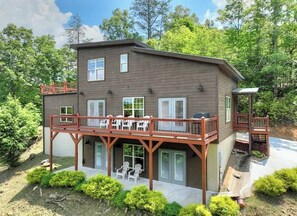Exterior - Stunning Modern Cabin • Rooftop Terrace • 3 Balcony Levels • Game Room • River! (Copperhill)