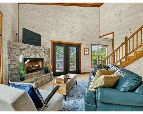 Stunning Modern Cabin • Rooftop Terrace • 3 Balcony Levels • Game Room • River!