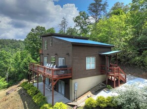 Exterior - Stunning Modern Cabin • Rooftop Terrace • 3 Balcony Levels • Game Room • River! (Copperhill)